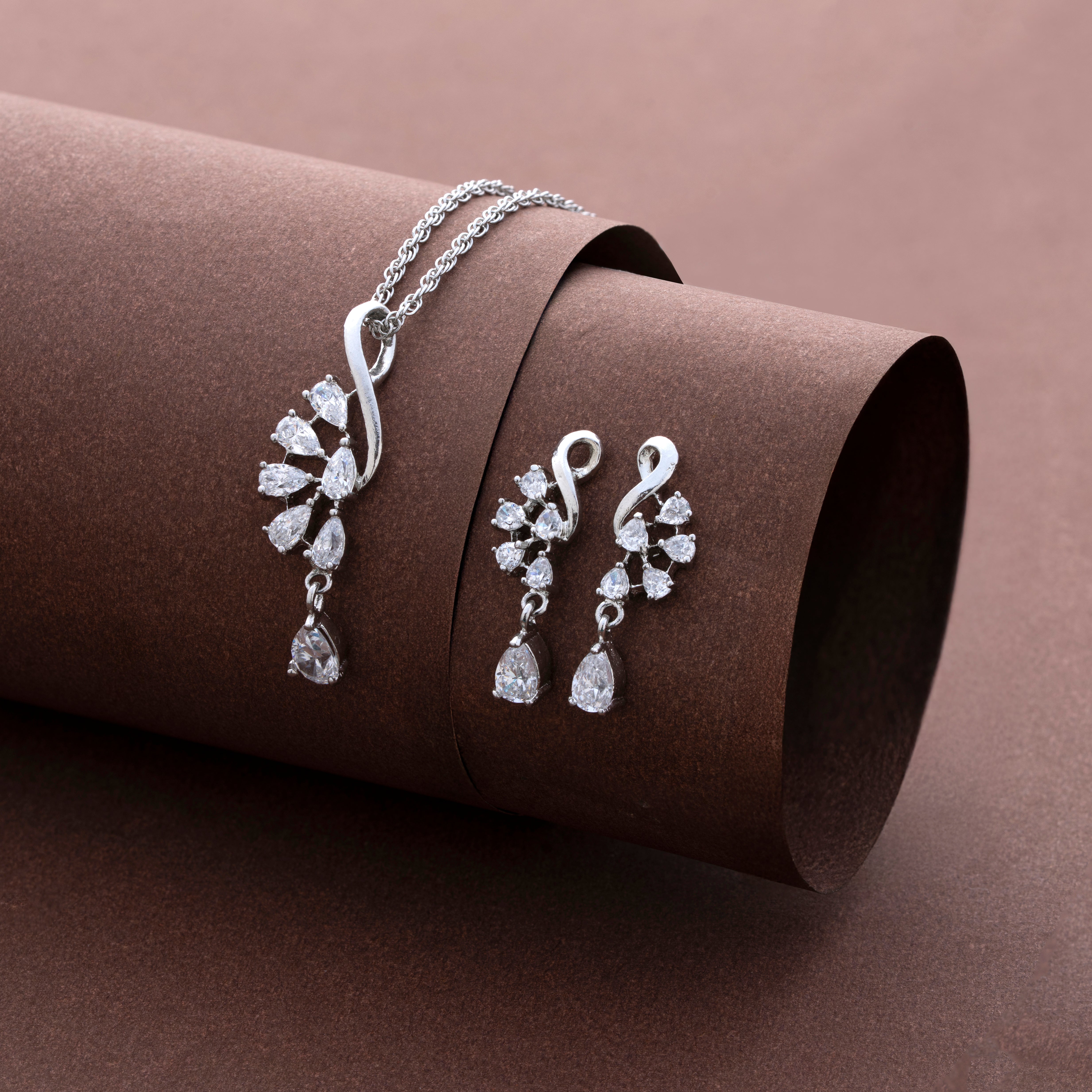 Reegalia  925 Sterling Silver Leaf Drop Pendant Set with Earrings