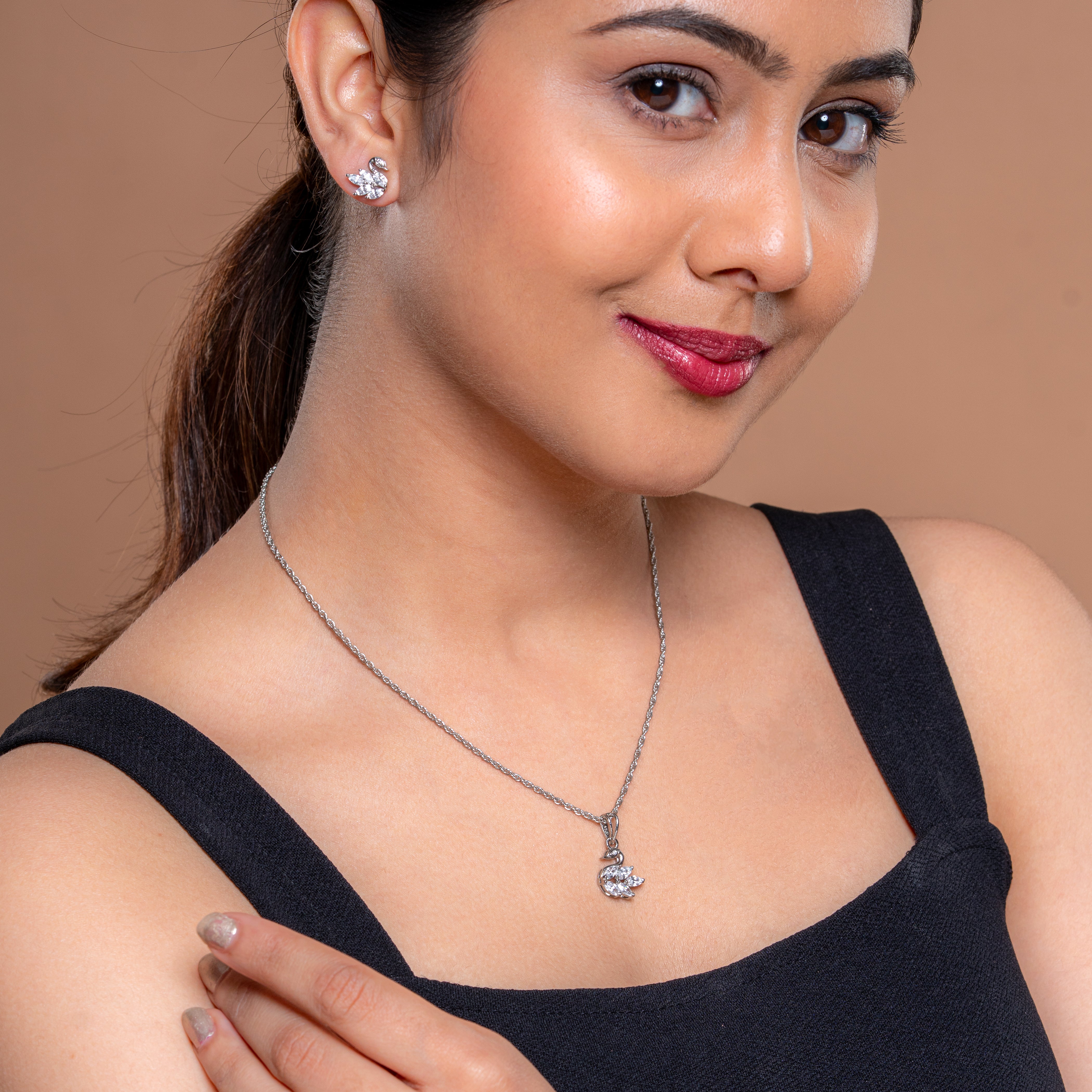 Reegalia  925 Sterling Silver Leaf Design Pendant Set with Earrings