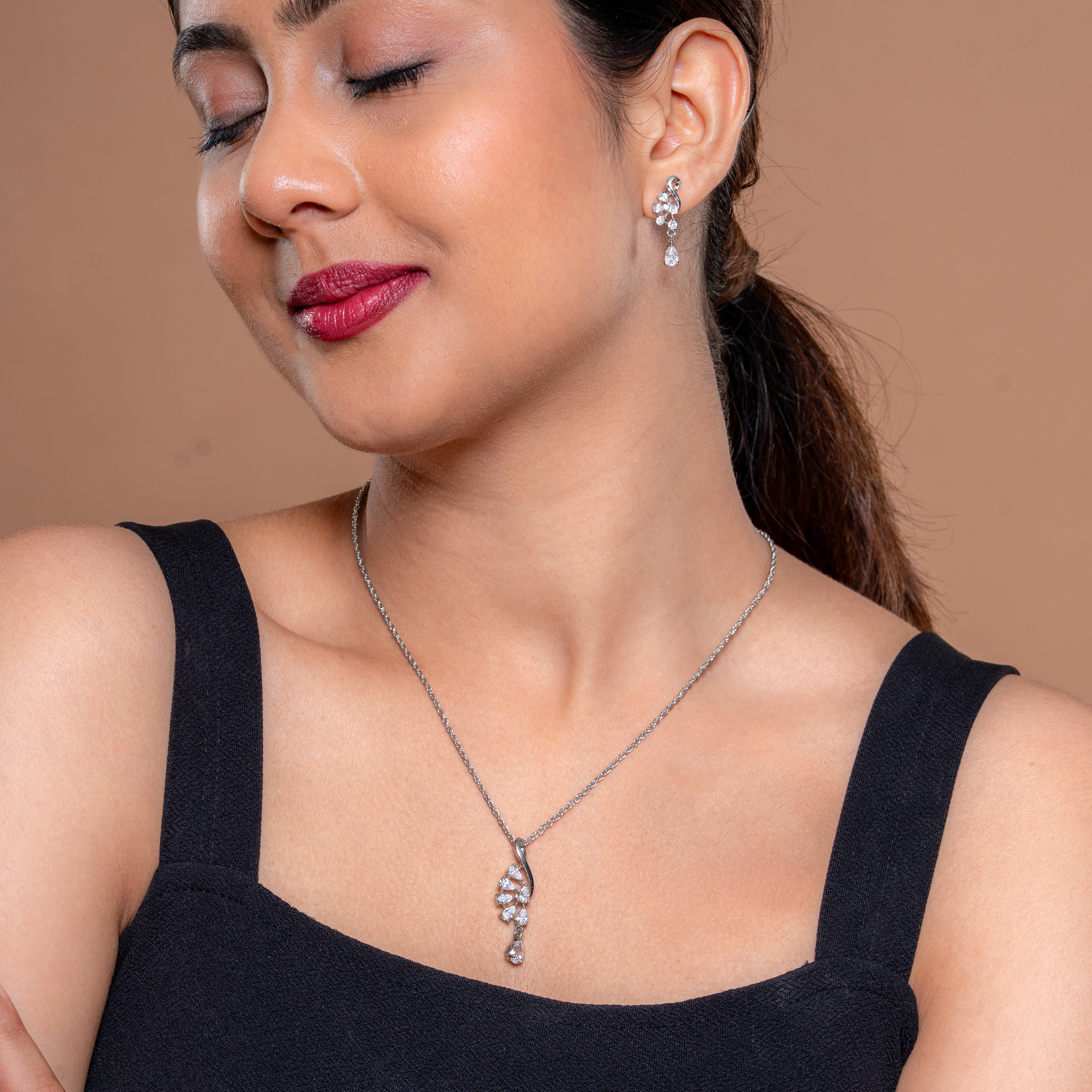 Reegalia  925 Sterling Silver Leaf Drop Pendant Set with Earrings