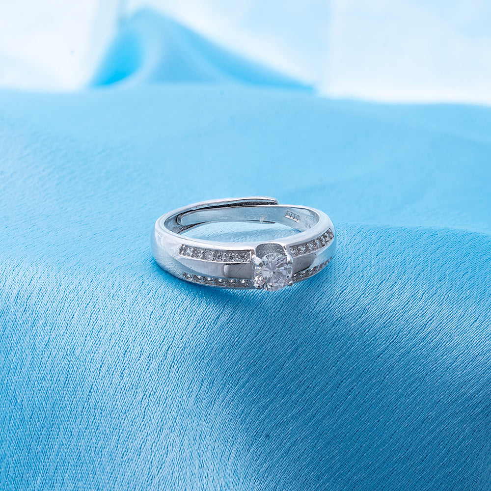 Reegalia Solitaire Split Band Ring in 925 Silver.