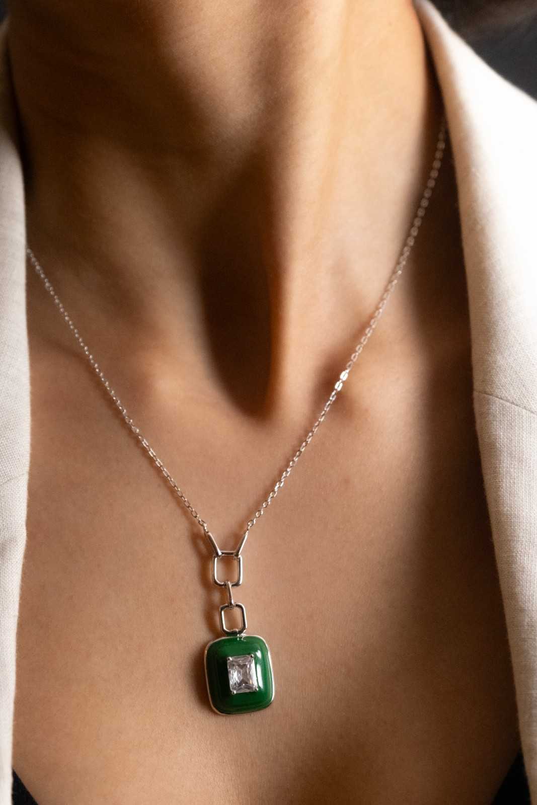 Reegalia Emerald Glow Pendant – 925 Silver Necklace.