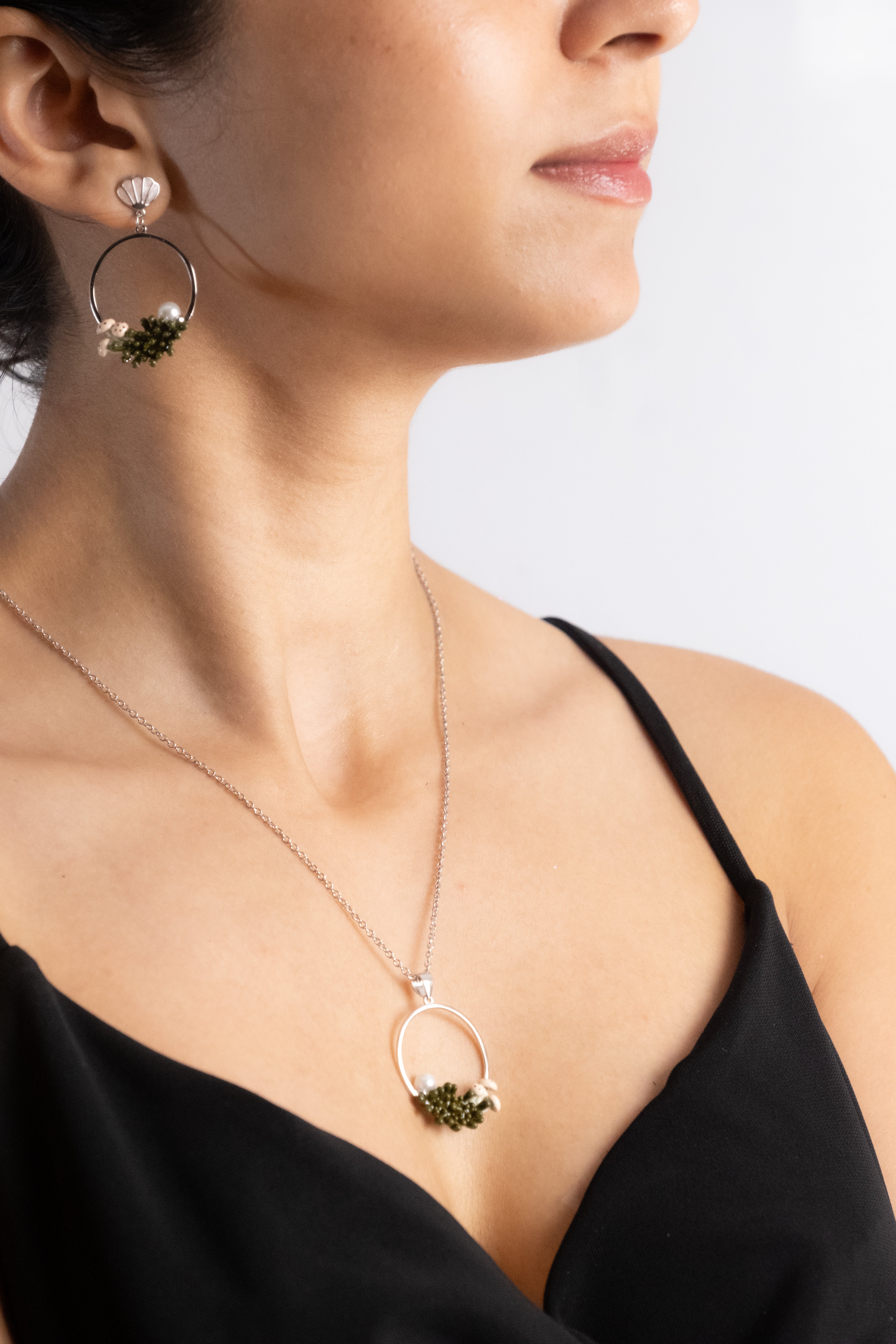Reegalia Elara Bloom Set – 925 Silver Necklace & Earrings with Pearl and Bead Accents.