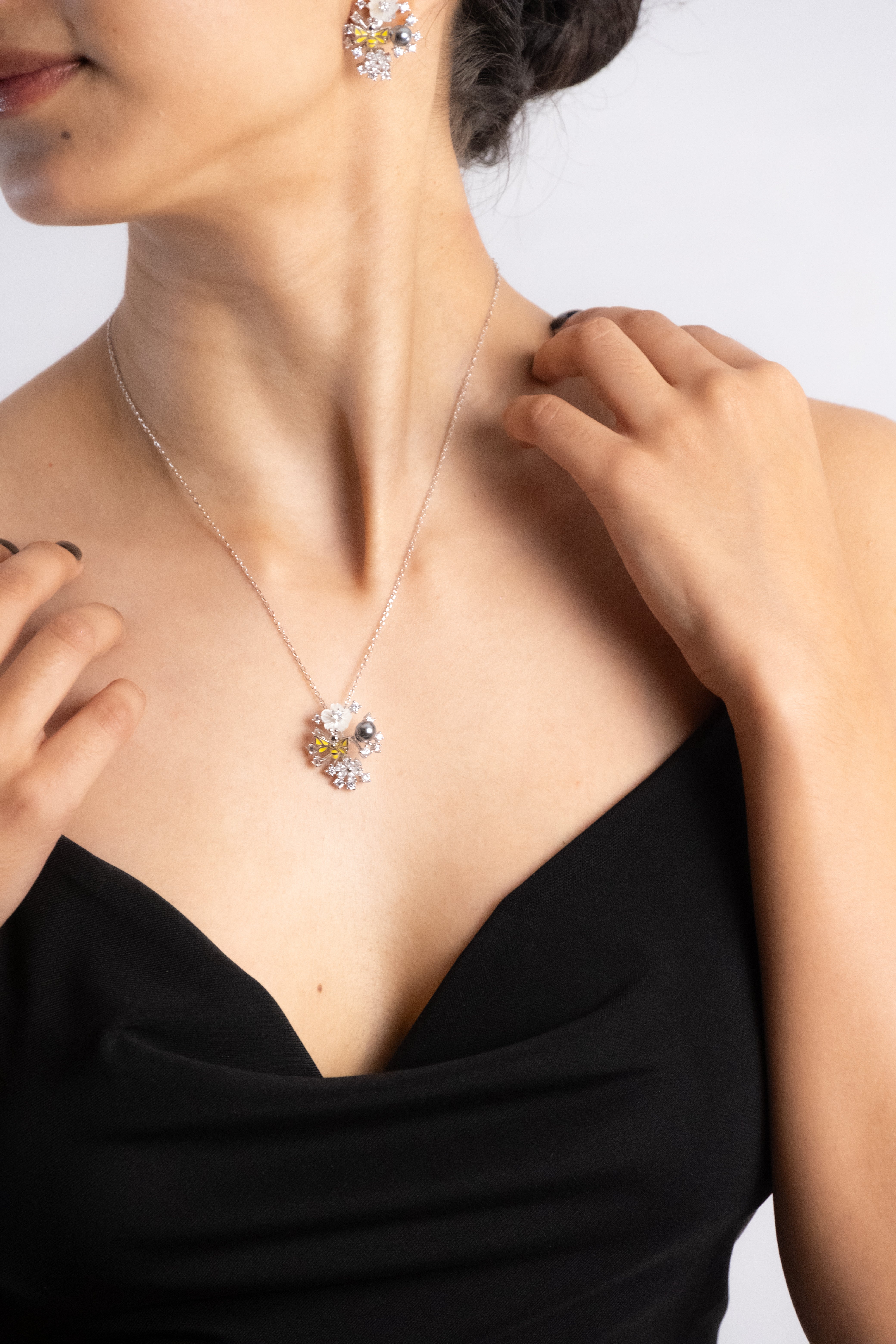 Reegalia Floral Radiance Pendant Set – 925 Silver